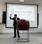 Thầy Phong - PGĐ Trung tâm đánh trống khai giảng năm học mới